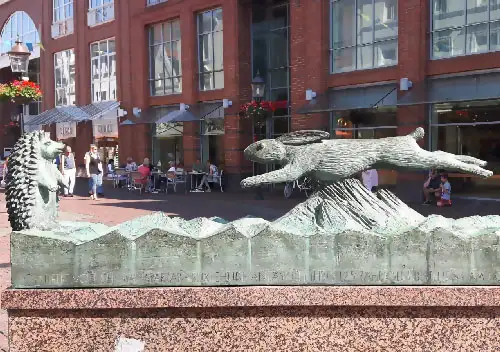 Hase und Igel-Statue in Buxtehude
