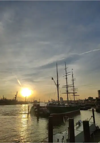 Sonnenuntergang im Hamburger Hafen