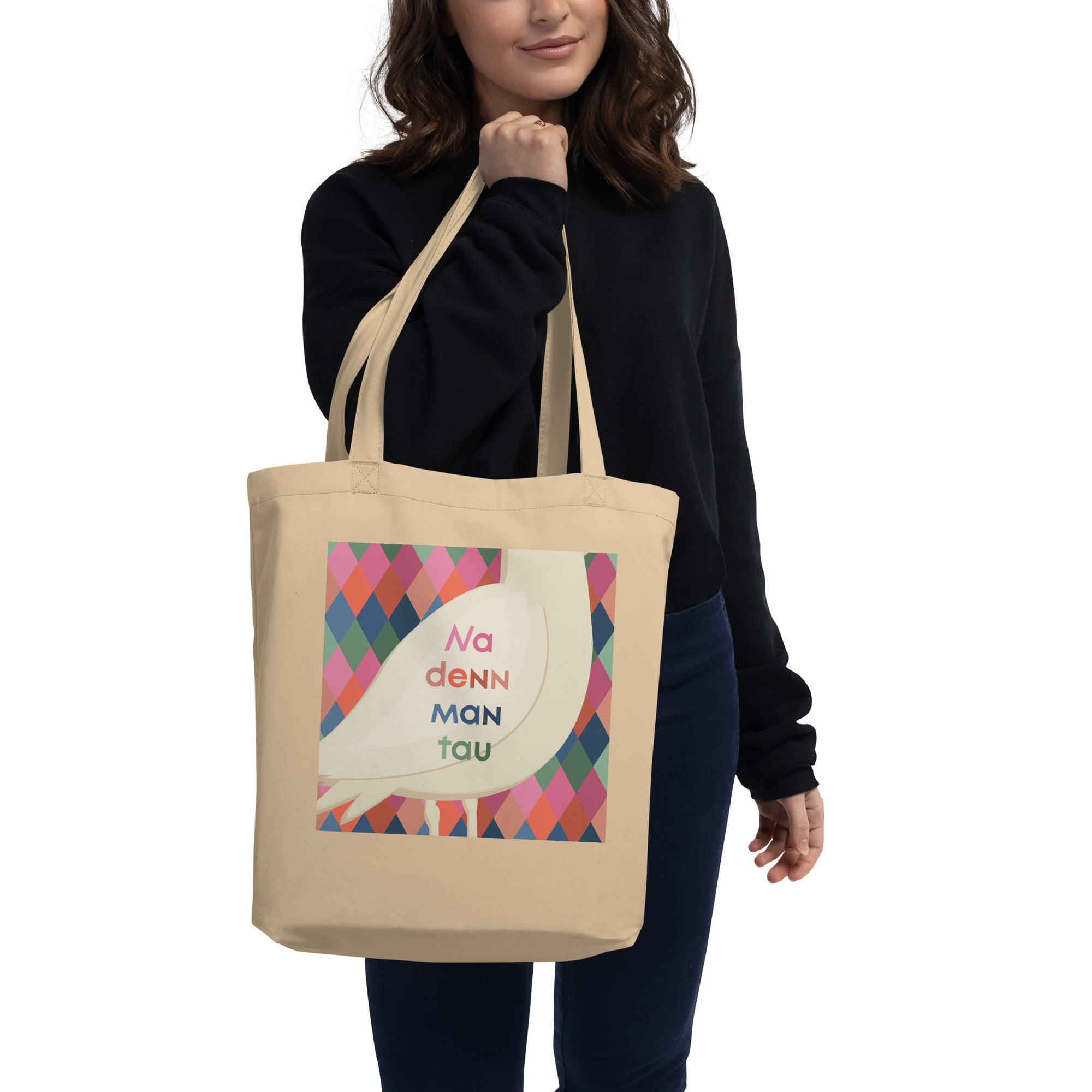Frau trägt Bio-Stoffbeutel mit plattdeutschem Spruch: Na denn man tau