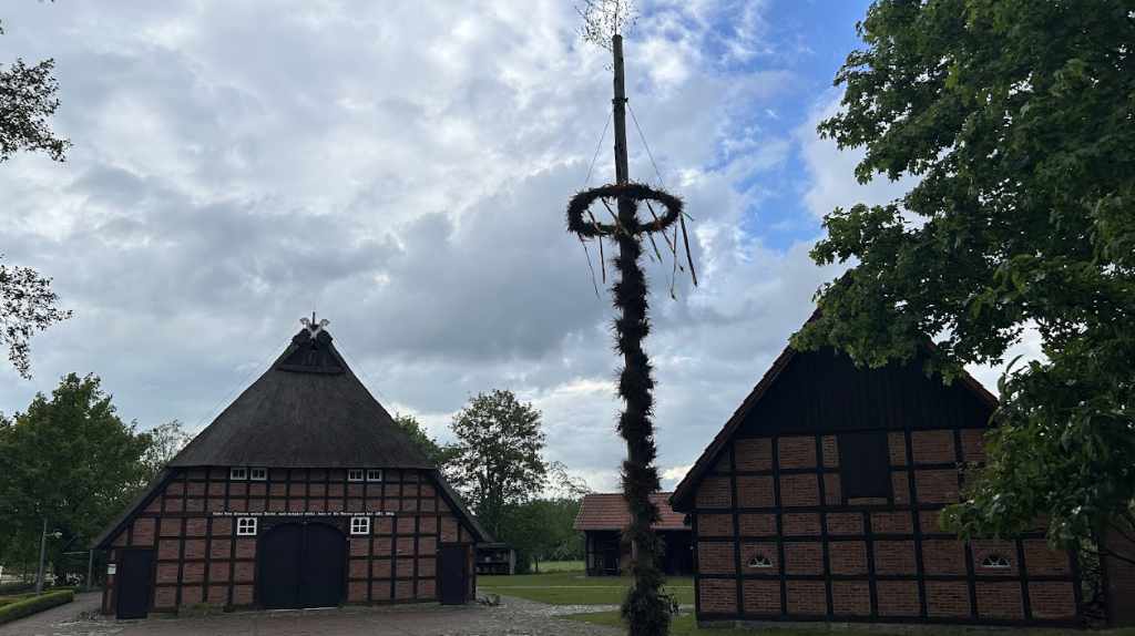 Heimatmuseum Kutenholz mit Maibaum