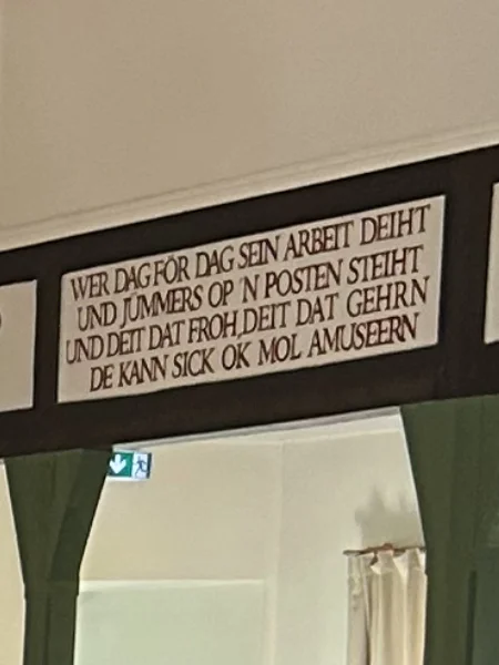 plattdeutscher Spruch an der Wand